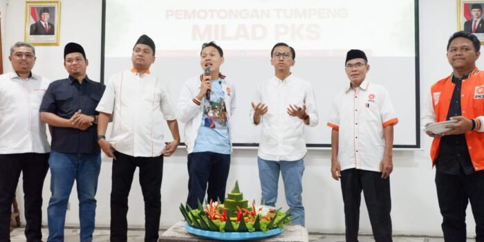 Ketua DPD PKS Kota Serang Ihyauddin bersama pengurus dan sejumlah anggota DPRD Kota Serang Fraksi PKS merayakan Milad ke-24, Minggu (17/5/2026).