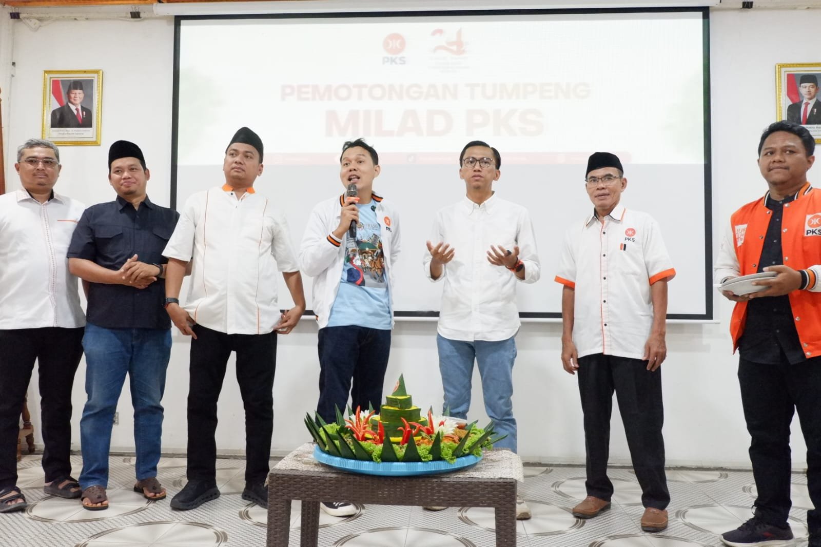 Ketua DPD PKS Kota Serang Ihyauddin bersama pengurus dan sejumlah anggota DPRD Kota Serang Fraksi PKS merayakan Milad ke-24, Minggu (17/5/2026).