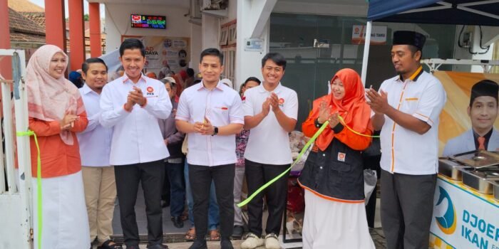 Ketua DPD PKS Kota Cilegon Ferry Budiman berdama pengurus membuka PAKIS, minggu (17/5/2026).