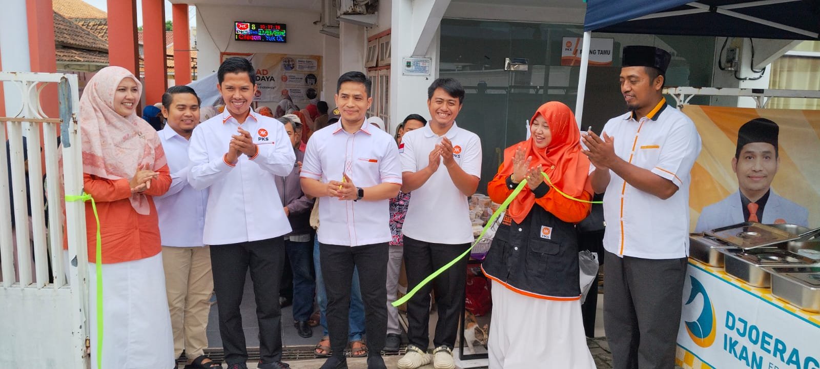 Ketua DPD PKS Kota Cilegon Ferry Budiman berdama pengurus membuka PAKIS, minggu (17/5/2026).