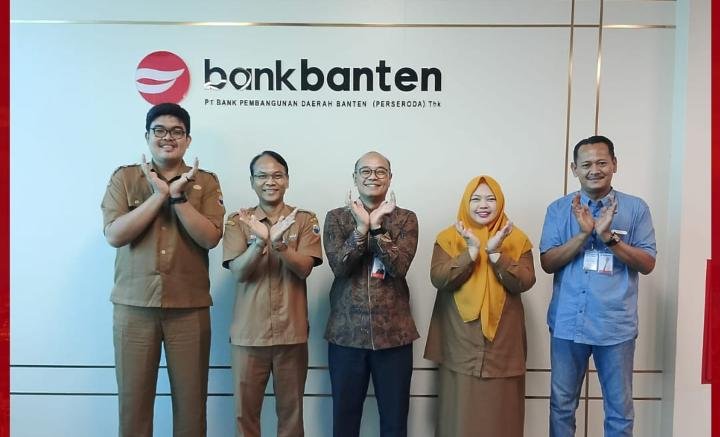 Caption: Plt Kepala Bapenda Lebak bersama Bank Banten