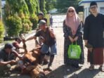 Caption :Hj Hesty Yuliawati menyaksikan pemotongan hewan Kurban