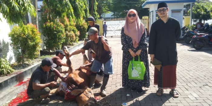 Caption :Hj Hesty Yuliawati menyaksikan pemotongan hewan Kurban Caption :Hj Hesty Yuliawati menyaksikan pemotongan hewan Kurban