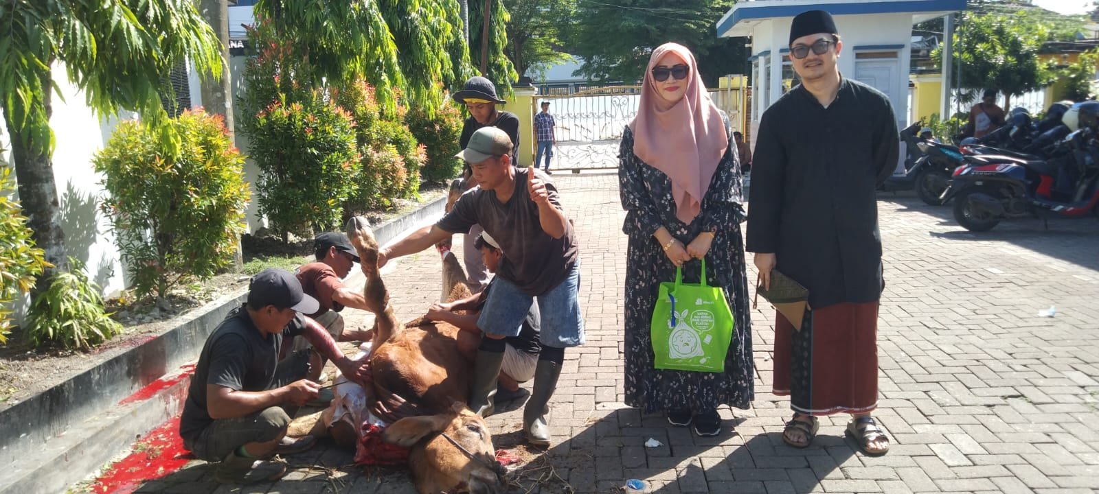 Caption :Hj Hesty Yuliawati menyaksikan pemotongan hewan Kurban