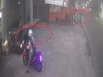 Caption: Aksi dua orang pelaku curanmor terekam kamera CCTV di Klinik Bougenville Ciekek, Kecamatan Majasari, Kabupaten Pandeglang.