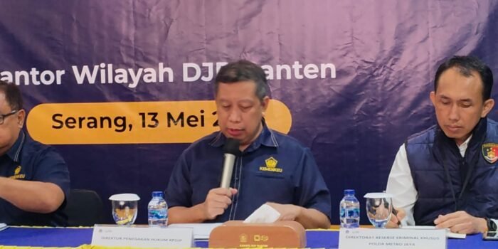 Kepala Kanwil DJP Banten Aim Nurdalim saat memberikan keterangan pers, Rabu (13/5/2026).