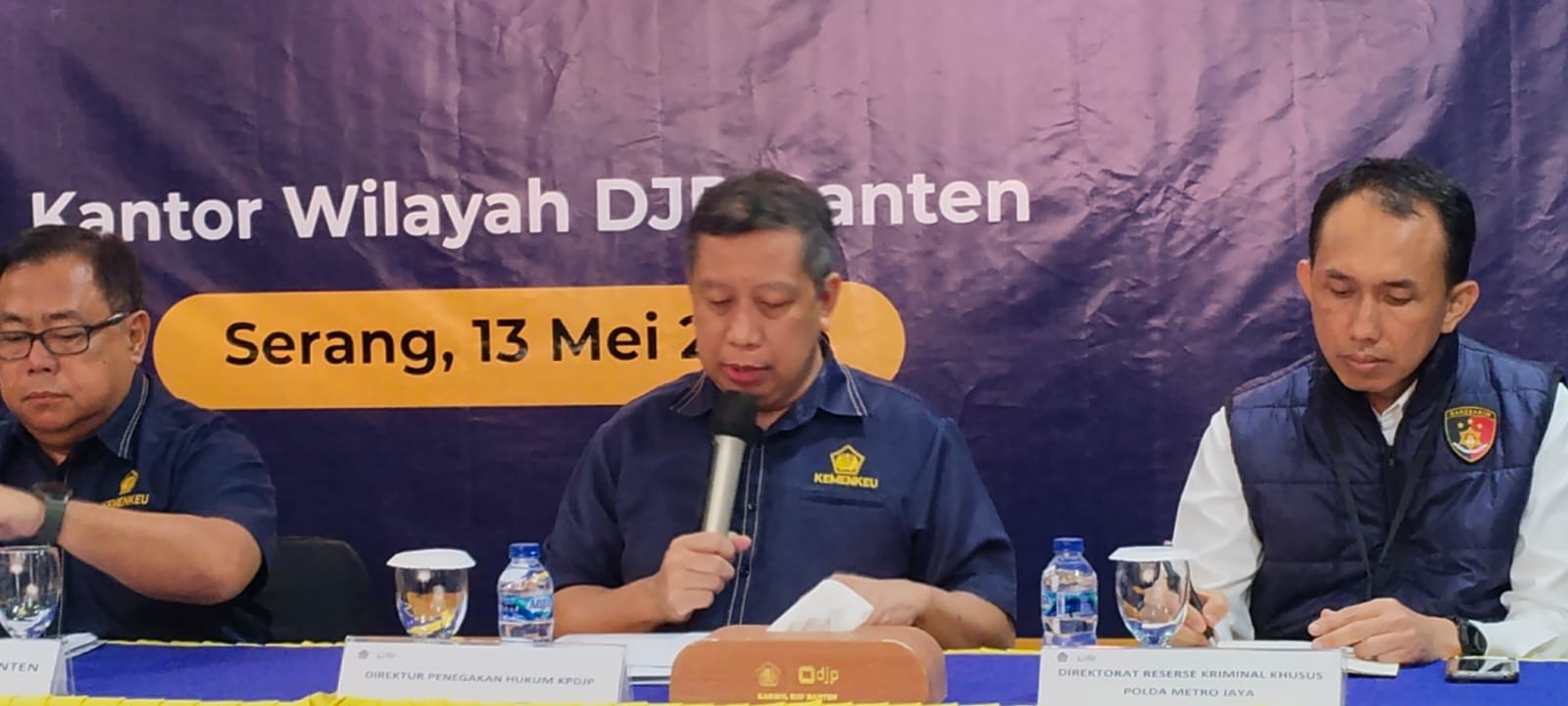 Kepala Kanwil DJP Banten Aim Nurdalim saat memberikan keterangan pers, Rabu (13/5/2026).