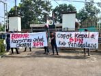 Sejumlah warga saat melakukan aksi demonstrasi di depan Kantor BPN Pandeglang. Sejumlah warga saat melakukan aksi demonstrasi di depan Kantor BPN Pandeglang.