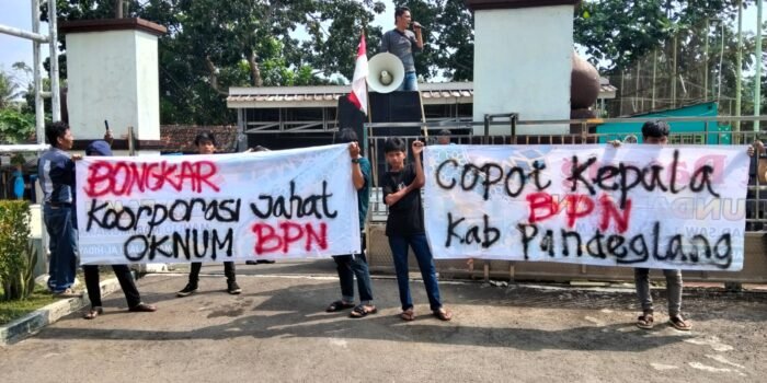 Sejumlah warga saat melakukan aksi demonstrasi di depan Kantor BPN Pandeglang.