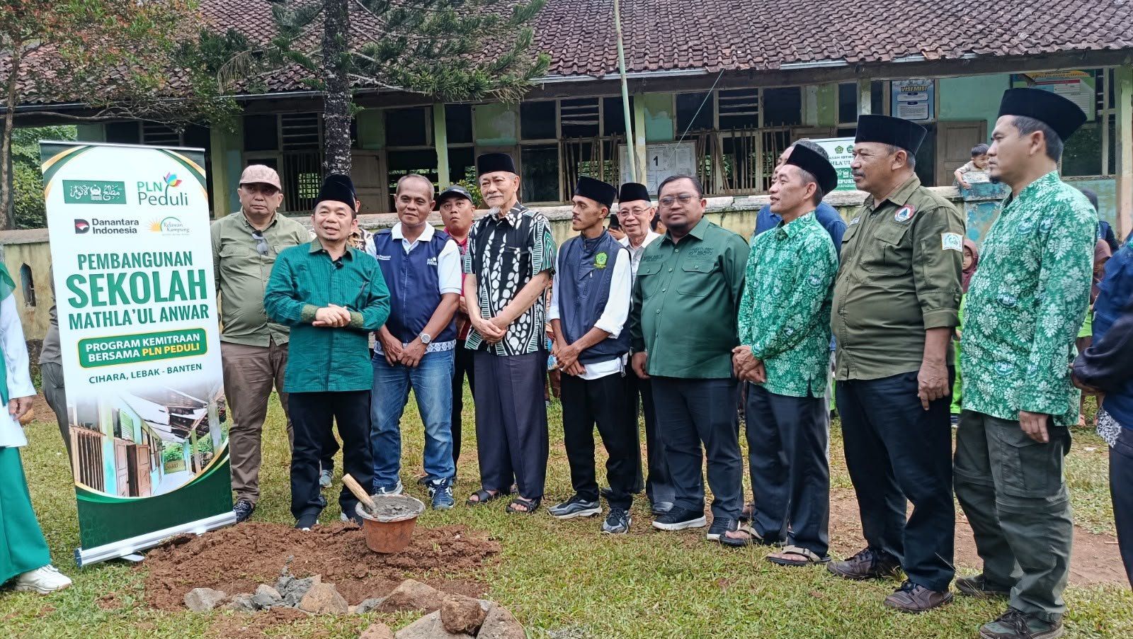 Prosesi peletakan batu pertama pembangunan Sekolah Mathla'ul Anwar dalam Program Kemitraan bersama PLN Peduli di Cihara, Kabupaten Lebak, Banten.