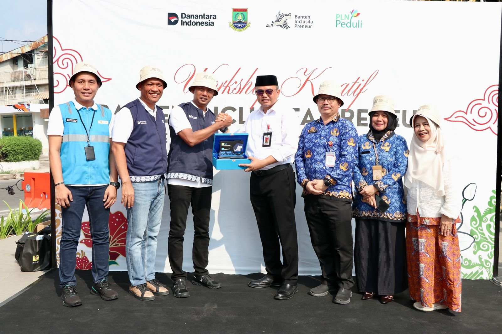 Sekretaris Daerah Kota Cilegon, Ahmad Aziz Setia Ade Putra (tengah) menerima cinderamata dari Senior Manager Keuangan, Komunikasi, dan Umum PLN UID Banten, Novianto Hericahyono (ketiga kiri), sebagai simbol kolaborasi dalam mendukung pengembangan ekosistem kreatif dan inklusif.