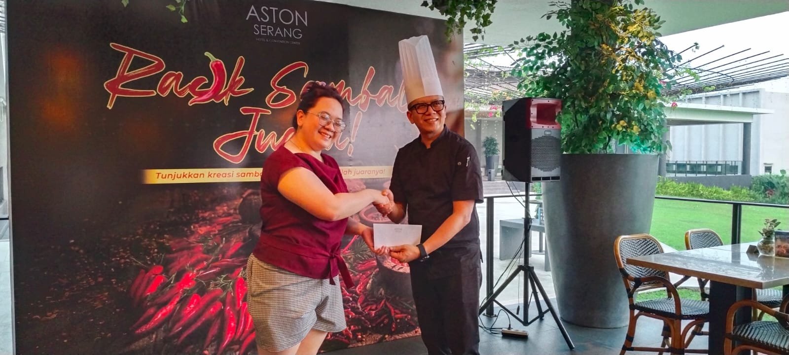 Pemenang Lomba Racik Sambal Juara Ibu Riska mendapat paresiasi dari Chef Iwan.