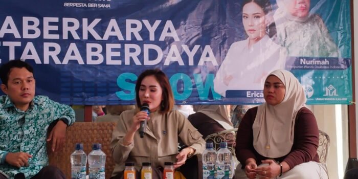 Erica Anca (tengah) owner Browgasm Salon.