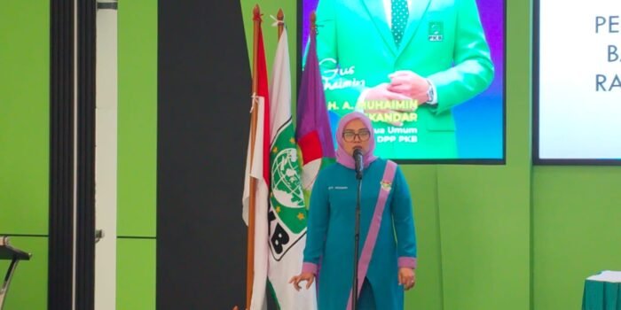 Deta Anggraeni saat memberikan laporan pertanggungjawaban di Muswil DPW Perempuan Bangsa Provinsi Banten.