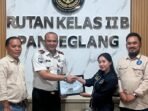Caption : Pemberian cinderamata dari PLBH Langit Biru Cabang Pandeglang kepada Raden Achmad Zaki, selaku Kepala Rutan Kelas IIB Pandeglang, sebagai simbol apresiasi dan komitmen untuk mempererat sinergi serta kerja sama dalam mendukung pelayanan hukum yang profesional, transparan, dan berkeadilan bagi masyarakat.