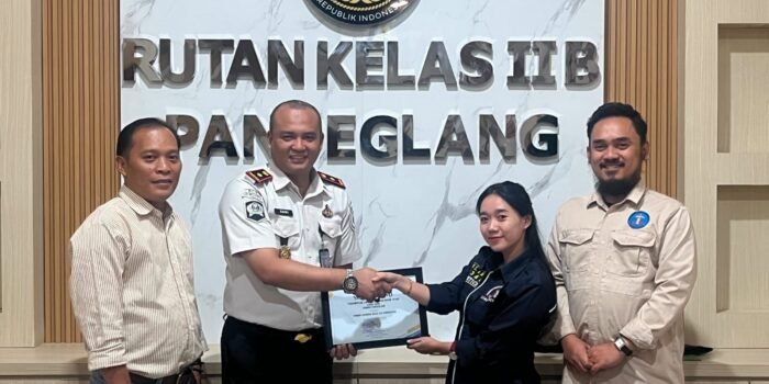 Caption : Pemberian cinderamata dari PLBH Langit Biru Cabang Pandeglang kepada Raden Achmad Zaki, selaku Kepala Rutan Kelas IIB Pandeglang, sebagai simbol apresiasi dan komitmen untuk mempererat sinergi serta kerja sama dalam mendukung pelayanan hukum yang profesional, transparan, dan berkeadilan bagi masyarakat.