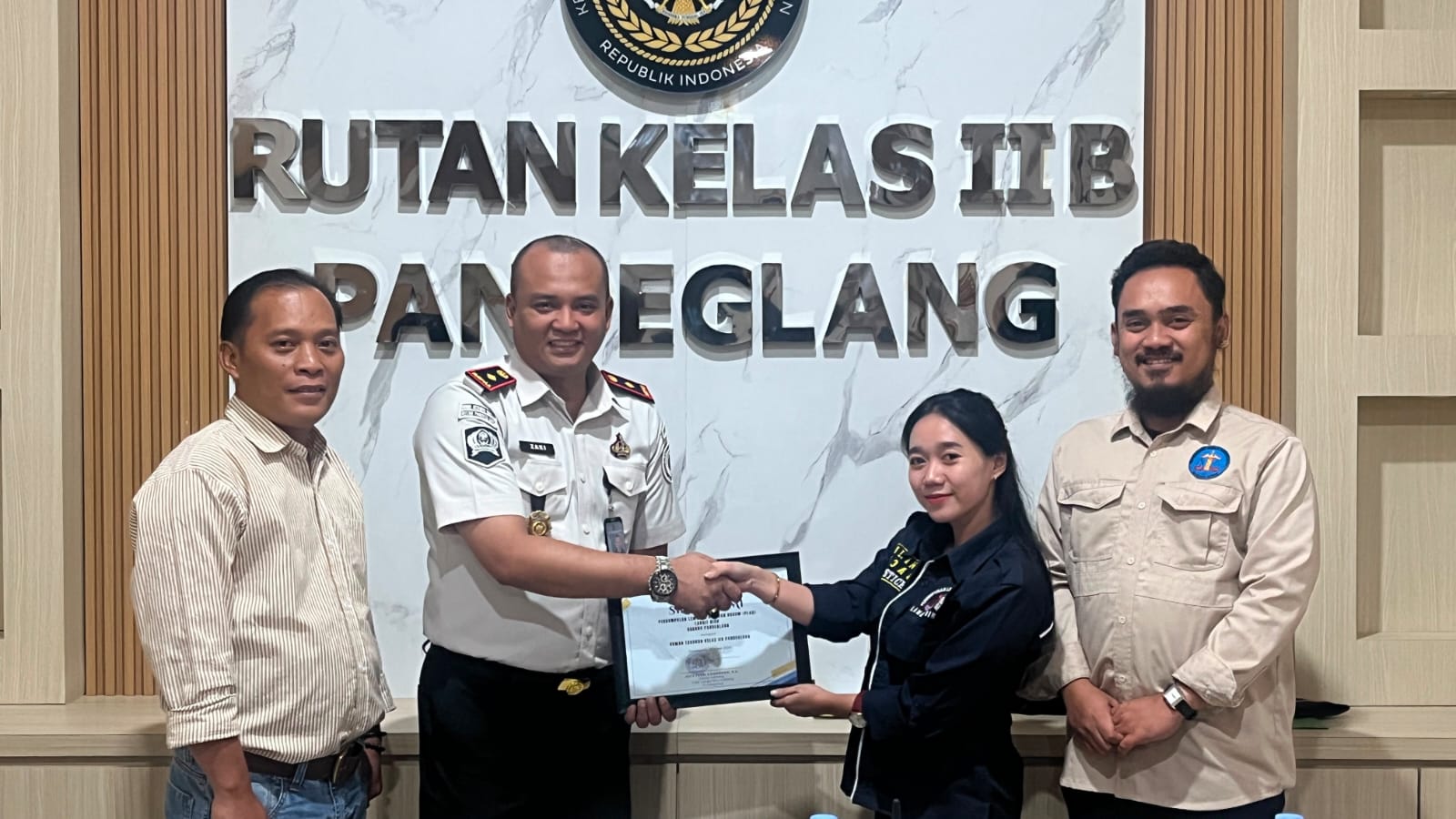 Caption : Pemberian cinderamata dari PLBH Langit Biru Cabang Pandeglang kepada Raden Achmad Zaki, selaku Kepala Rutan Kelas IIB Pandeglang, sebagai simbol apresiasi dan komitmen untuk mempererat sinergi serta kerja sama dalam mendukung pelayanan hukum yang profesional, transparan, dan berkeadilan bagi masyarakat.
