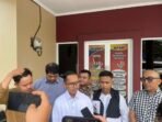 Caption: Advokat LBH DPP PSI, Nasrullah (tengah) saat memberikan keterangan di Mapolda Banten, Jumat (26/6/2026).