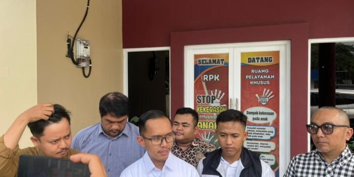 Caption: Advokat LBH DPP PSI, Nasrullah (tengah) saat memberikan keterangan di Mapolda Banten, Jumat (26/6/2026).