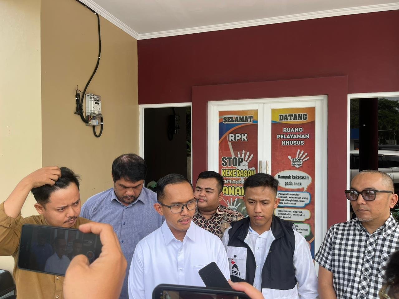 Caption: Advokat LBH DPP PSI, Nasrullah (tengah) saat memberikan keterangan di Mapolda Banten, Jumat (26/6/2026).