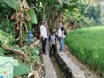 Caption: Kades Muaradua, Jumhadi saat dilokasi proyek Irigasi