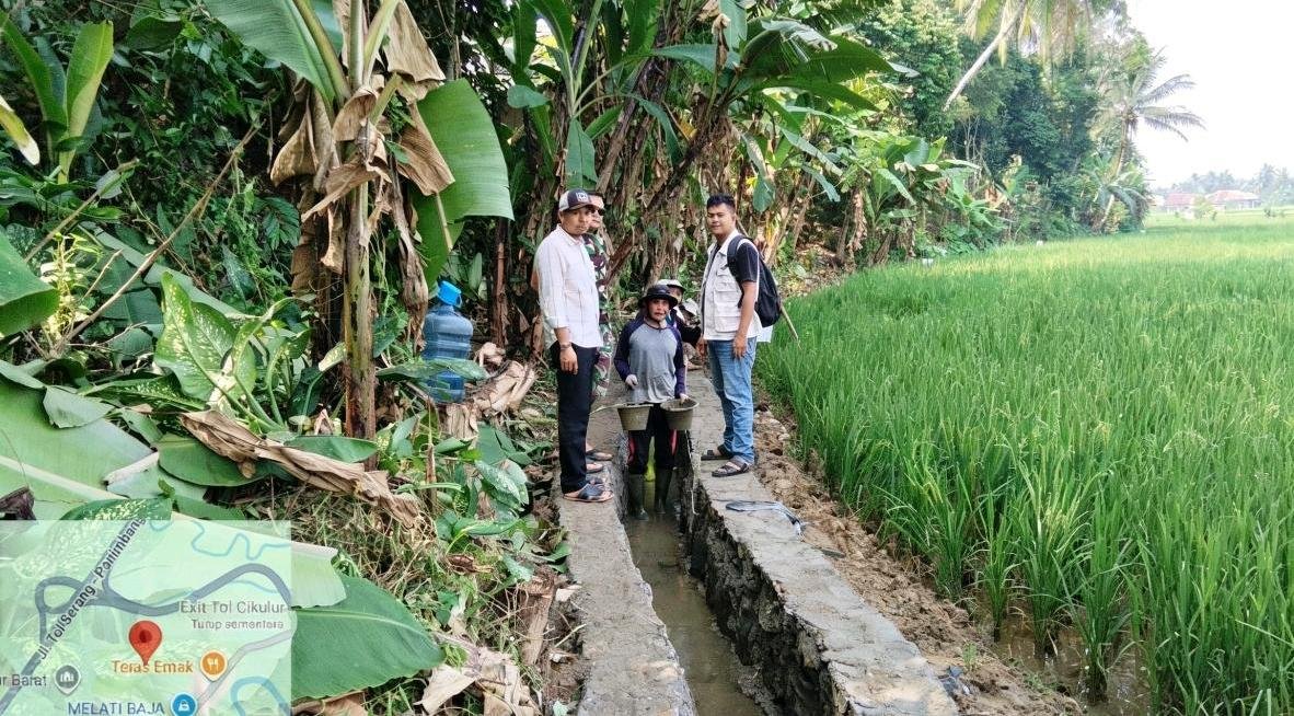 Caption: Kades Muaradua, Jumhadi saat dilokasi proyek Irigasi