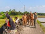 Caption: Camat Cikulur saat melakukan monitoring kegiatan P3-TGAI