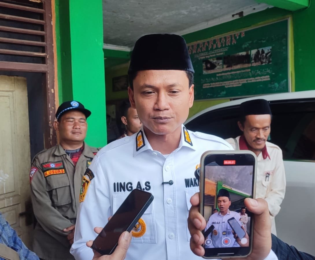 Caption: Wakil Bupati Pandeglang Iing Andri Supriadi usai menghadiri acara kunjungan Menteri Koperasi di Yayasan Anwarul Hidayah, Kecamatan Menes.