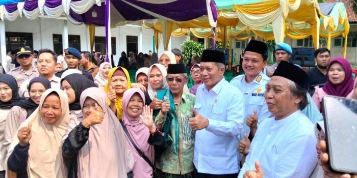 Caption : Menteri Koperasi Republik Indonesia, Ferry Juliantono saat melakukan kunjungan kerja ke Pondok Pesantren Yayasan Anwarul Hidayah, Kecamatan Menes, Kabupaten Pandeglang.
