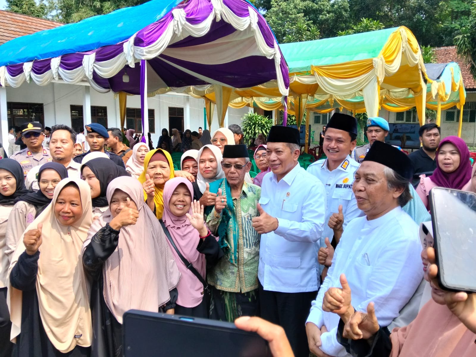 Caption : Menteri Koperasi Republik Indonesia, Ferry Juliantono saat melakukan kunjungan kerja ke Pondok Pesantren Yayasan Anwarul Hidayah, Kecamatan Menes, Kabupaten Pandeglang.