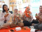 Para peserta Workshop Millenials menunjukkan produk Cleaner Flower Pots hasil kreasi mandiri mereka setelah mengikuti sesi pelatihan praktis di HUB UMKM PLN UID Banten. Produk bernilai estetika tinggi ini diharapkan dapat membuka peluang usaha baru bagi masyarakat dan mitra binaan.