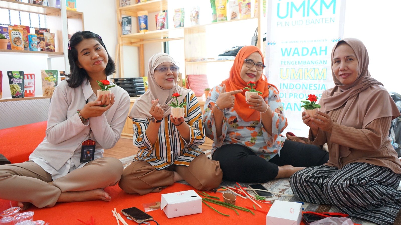 Para peserta Workshop Millenials menunjukkan produk Cleaner Flower Pots hasil kreasi mandiri mereka setelah mengikuti sesi pelatihan praktis di HUB UMKM PLN UID Banten. Produk bernilai estetika tinggi ini diharapkan dapat membuka peluang usaha baru bagi masyarakat dan mitra binaan.