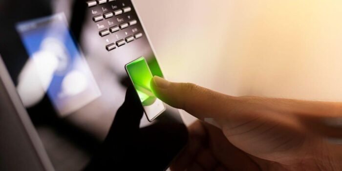 Caption : Ilustrasi absensi fingerprint pegawai Puskesmas Menes diduga menggunakan joki. Foto : Istock