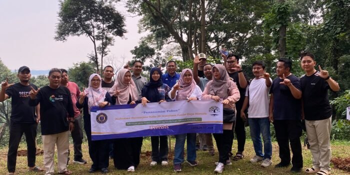 Caption : Foto bersama usai penanaman puluhan bibit pohon Maranti dengan mahasiswa Pascasarjana UNIBA di Tahura Provinsi Banten.