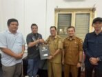 Caption: Penyerahan SK Plt Ketua Dekopinda Lebak