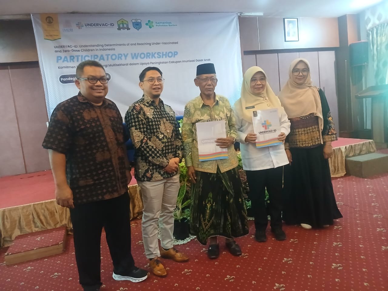 Caption : Kepala Dinas Kesehatan Kabupaten Pandeglang, Eniyati mendapat penghargaan dari Fakultas Kedokteran Universitas Indonesia (FKUI) dalam kegiatan Participatory Workshop UNDERVAC-ID.