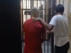 Caption : Terduga pelaku pengedar uang palsu berisinial HD (46) warga Kabupaten Pandeglang, saat di giring ke sel tahan usai menjalani pemeriksaan.