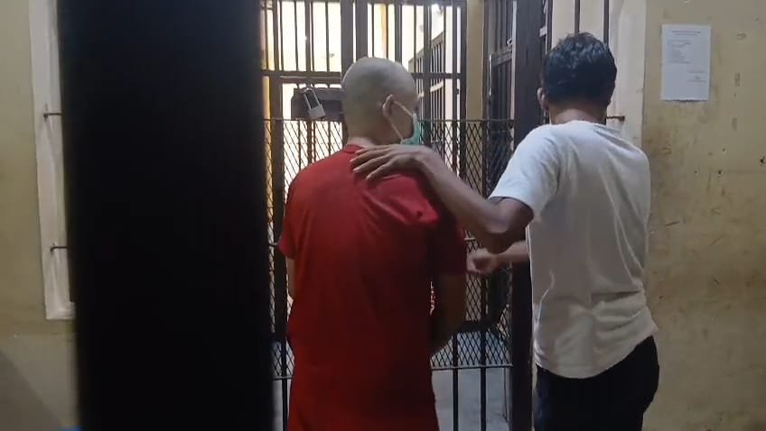 Caption : Terduga pelaku pengedar uang palsu berisinial HD (46) warga Kabupaten Pandeglang, saat di giring ke sel tahan usai menjalani pemeriksaan.
