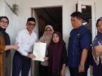 Caption : Bupati Pandeglang, Raden Dewi Setiani saat menyerahkan Sertifikat Hak Atas Tanah (SHAT) kepada warga di Kampung Malangsari, Desa Saninten, Kecamatan Kaduhejo.