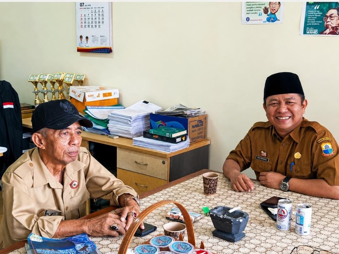Caption: Plt Asda 3 Setda Lebak, Iyan Fitriana bersama wartawan senior H Ahya