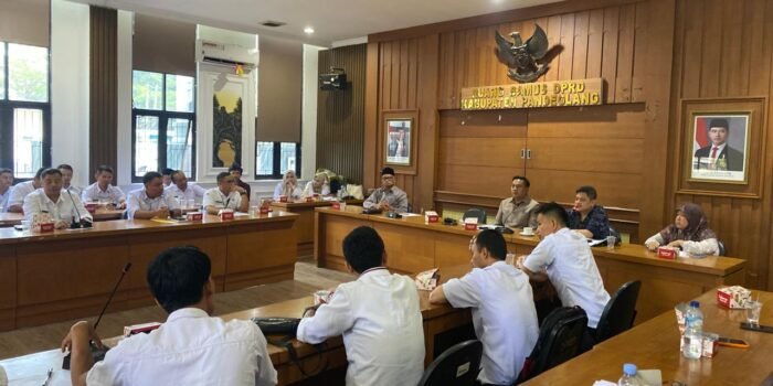 Caption : Puluhan PPPK Paruh Waktu saat beraudiensi dengan Komisi 1 di ruang Bamus DPRD Pandeglang.