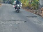 Caption : Salah seorang pengendara motor saat melintasi jalan Bama-Pagelaran. Caption : Salah seorang pengendara motor saat melintasi jalan Bama-Pagelaran.