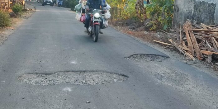 Caption : Salah seorang pengendara motor saat melintasi jalan Bama-Pagelaran.