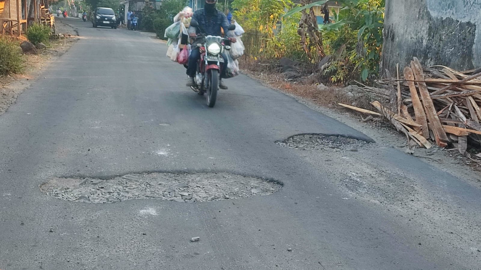 Caption : Salah seorang pengendara motor saat melintasi jalan Bama-Pagelaran.