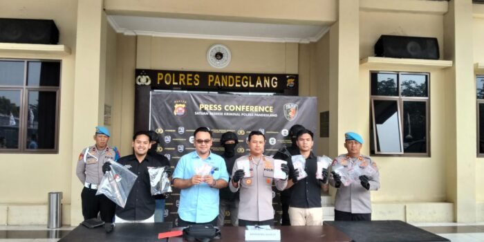 Caption: Barang bukti 17 unit sepeda motor hasil curian saat konferensi pers pengungkapan jaringan pencurian kendaraan bermotor (curanmor) di Mapolres Pandeglang.