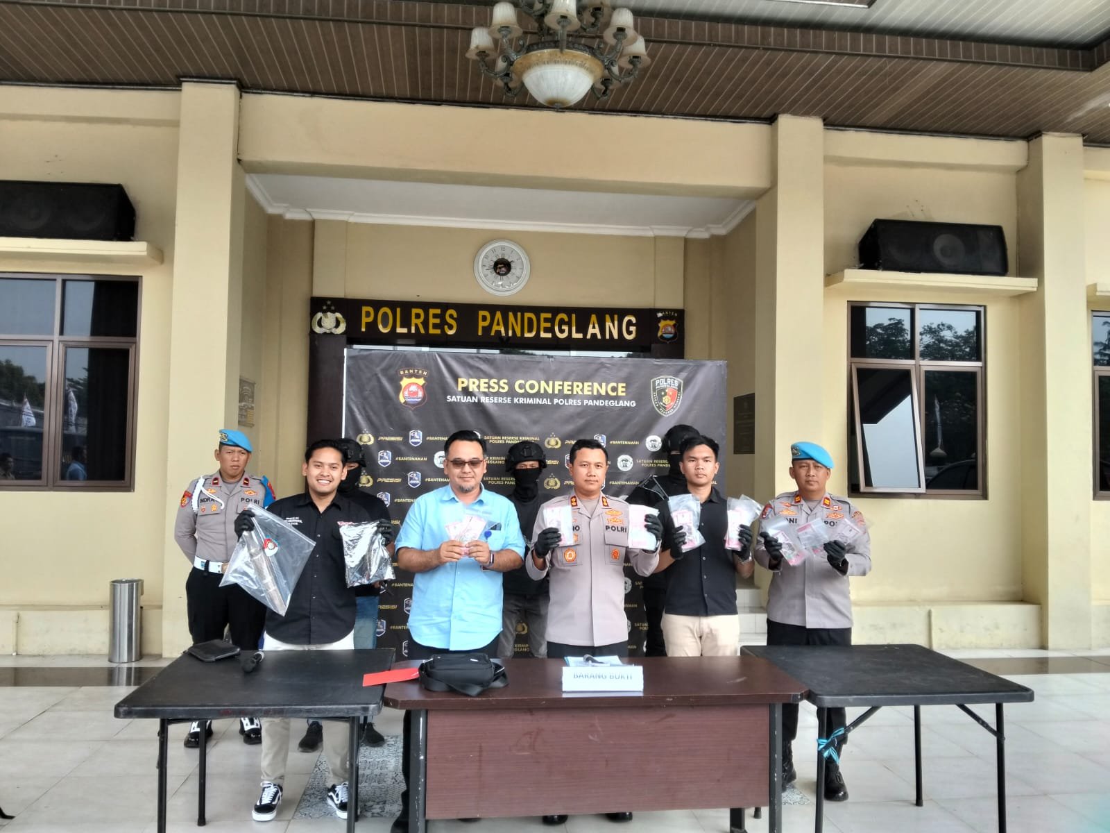 Caption: Barang bukti 17 unit sepeda motor hasil curian saat konferensi pers pengungkapan jaringan pencurian kendaraan bermotor (curanmor) di Mapolres Pandeglang.