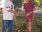 Anggota DPRD Kota Serang F-PKS Eko Sucipto memberikan hadiah utama bagi peserta Nobar Piala Dunia 2026, Senin (20/7/2026). Anggota DPRD Kota Serang F-PKS Eko Sucipto memberikan hadiah utama bagi peserta Nobar Piala Dunia 2026, Senin (20/7/2026).