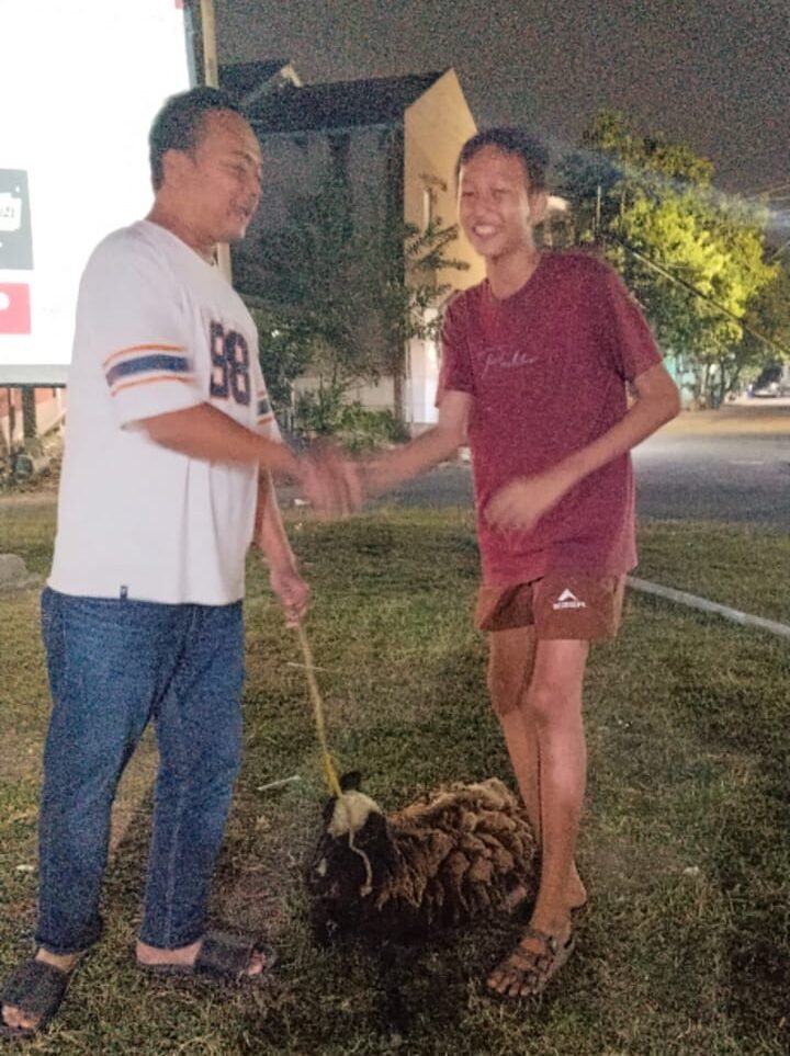 Anggota DPRD Kota Serang F-PKS Eko Sucipto memberikan hadiah utama bagi peserta Nobar Piala Dunia 2026, Senin (20/7/2026). Anggota DPRD Kota Serang F-PKS Eko Sucipto memberikan hadiah utama bagi peserta Nobar Piala Dunia 2026, Senin (20/7/2026).