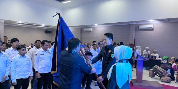 Caption : Ketua Karang Taruna Kabupaten Pandeglang, Iing Andri Supriadi resmi dilantik masa bakti 2025–2030.