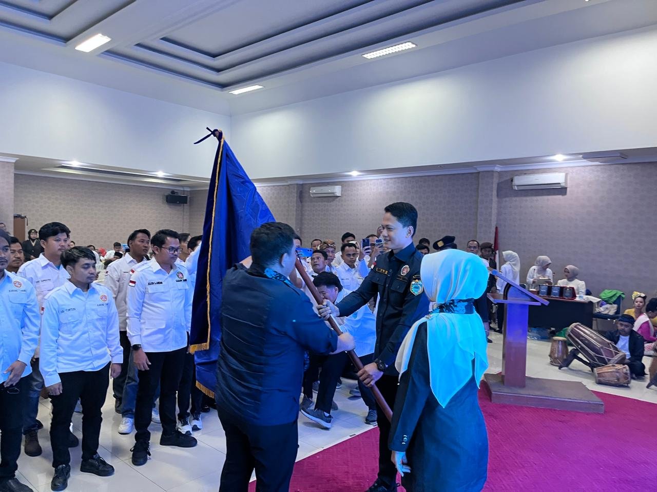 Caption : Ketua Karang Taruna Kabupaten Pandeglang, Iing Andri Supriadi resmi dilantik masa bakti 2025–2030.